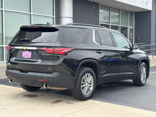 Mosaic Black Metallic 2023 Chevrolet Traverse LT Cloth