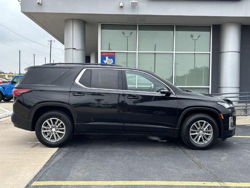 Mosaic Black Metallic 2023 Chevrolet Traverse LT Cloth