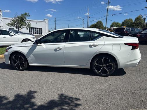 Glacier White 2023 Nissan Altima SR FWD