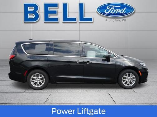 Brilliant Black Crystal Pearlcoat 2023 Chrysler Pacifica TOURING L