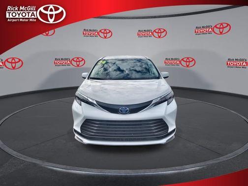 2024 Toyota Sienna LE