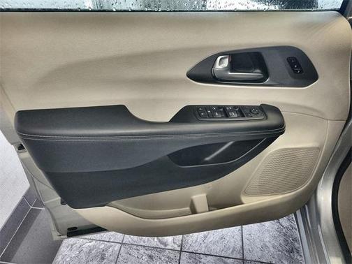 2024 Chrysler Pacifica Touring-L