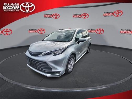 2023 Toyota Sienna LE