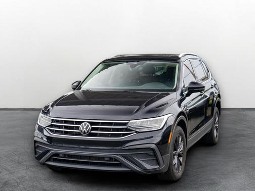 Deep Black Pearl 2022 Volkswagen Tiguan 2.0T SE 4MOTION