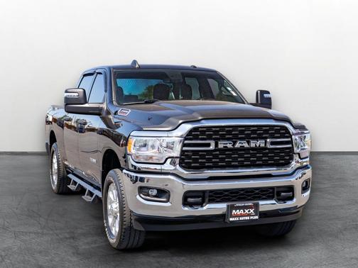 Diamond Black Crystal Pearlcoat 2023 RAM 2500 Big Horn Crew Cab 4x4 6'4' Box