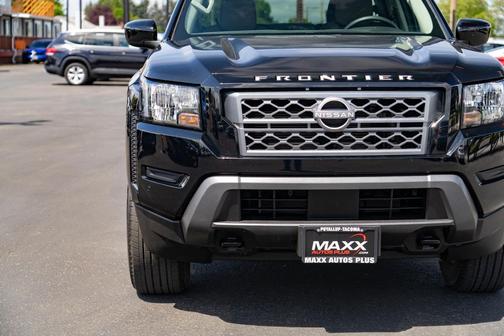 Super Black 2022 Nissan Frontier SV