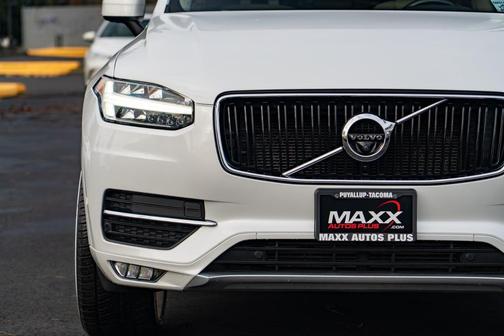 2017 Volvo XC90 T6 Momentum