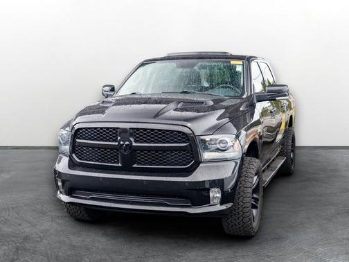 Brilliant Black Crystal Pearl 2018 RAM 1500 Sport