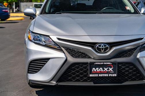 Celestial Silver Metallic 2018 Toyota Camry SE