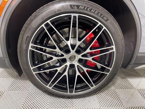 2025 Porsche Macan Turbo