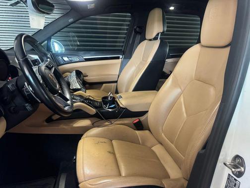 White 2018 Porsche Cayenne Platinum Edition