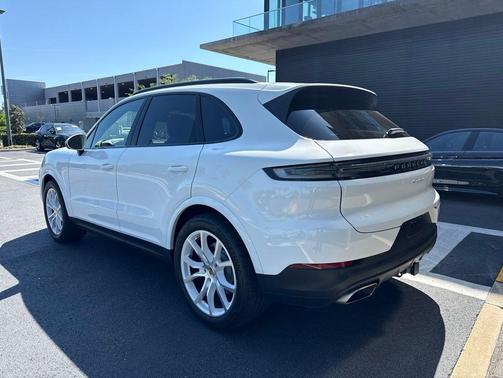 Carrara White Metallic 2024 Porsche Cayenne Cayenne