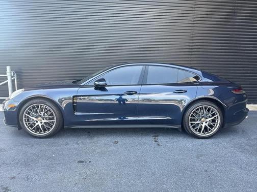 2023 Porsche Panamera E-Hybrid 4
