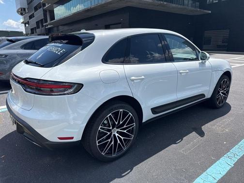 Carrara White Metallic 2026 Porsche Macan Macan