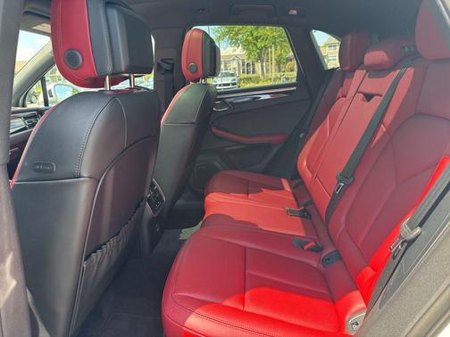 Carrara White Metallic 2026 Porsche Macan Macan