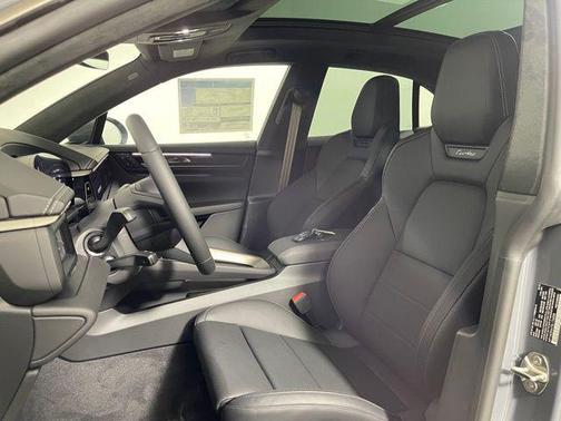 2025 Porsche Macan Turbo