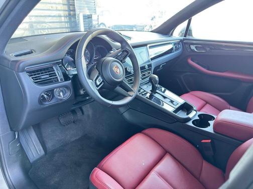 2025 Porsche Macan T