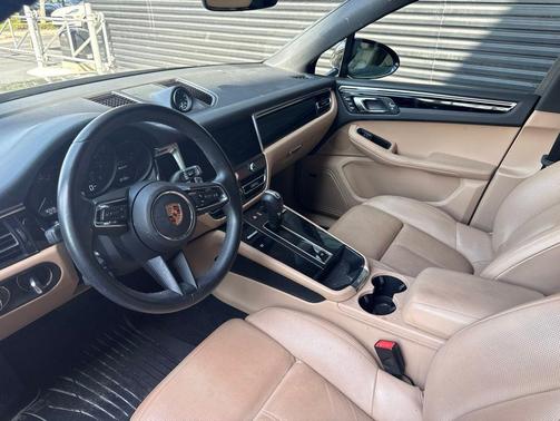Jet Black Metallic 2024 Porsche Macan Macan