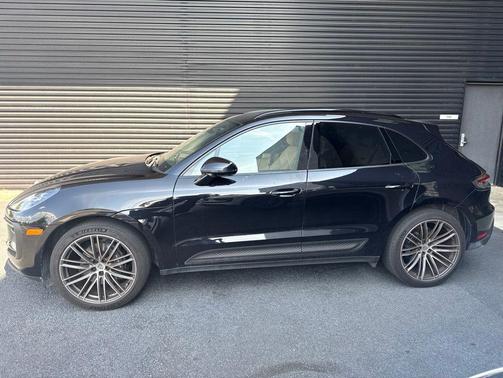 Jet Black Metallic 2024 Porsche Macan Macan