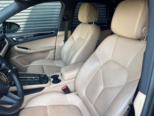 Jet Black Metallic 2024 Porsche Macan Macan