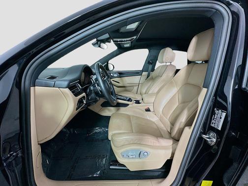 Jet Black Metallic 2024 Porsche Macan Macan