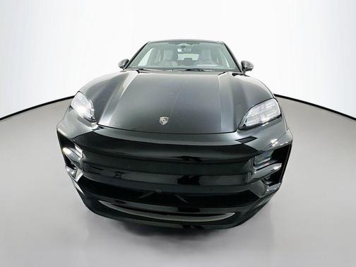 2025 Porsche Macan Turbo