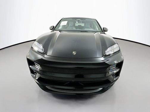 2025 Porsche Macan Turbo