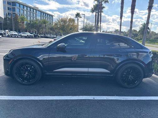 2025 Porsche Macan Turbo