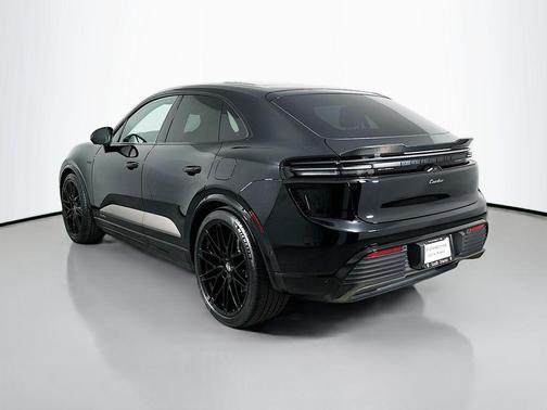 2025 Porsche Macan Turbo