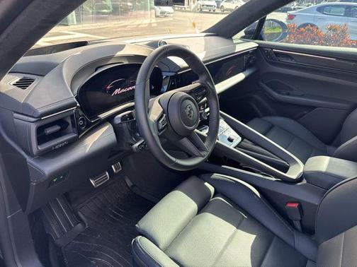 2025 Porsche Macan Turbo