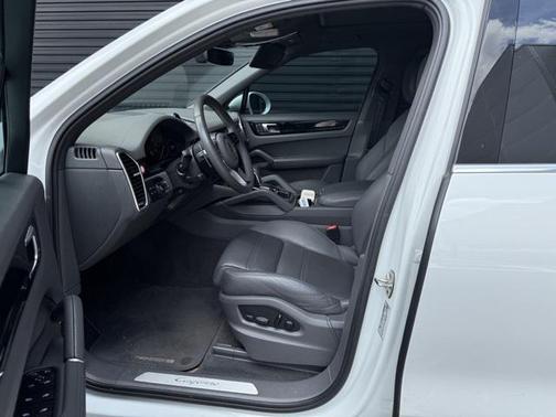 2022 Porsche Cayenne Base (Tiptronic)