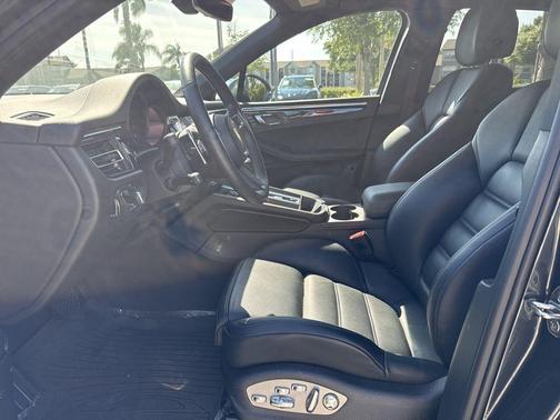 Volcano Grey Metallic 2026 Porsche Macan Macan
