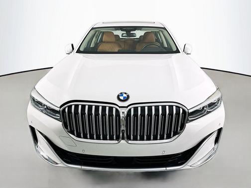Alpine White 2022 BMW 750 i xDrive