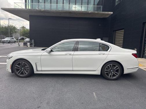Alpine White 2022 BMW 750 i xDrive