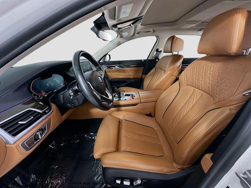 Alpine White 2022 BMW 750 i xDrive