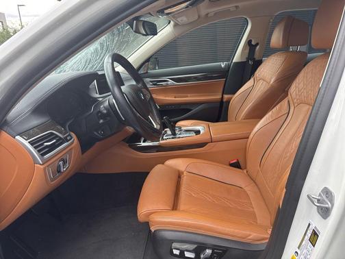 Alpine White 2022 BMW 750 i xDrive