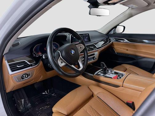 Alpine White 2022 BMW 750 i xDrive