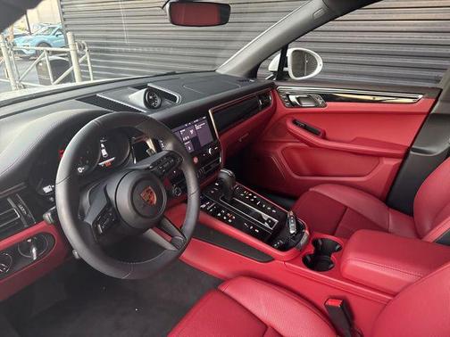 2025 Porsche Macan T