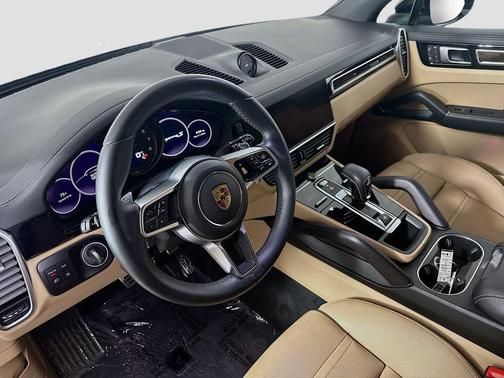 Jet Black Metallic 2022 Porsche Cayenne S