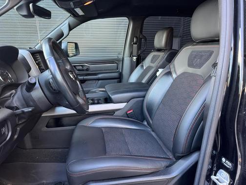 Diamond Black Crystal Pearlcoat 2022 RAM 1500 Big Horn/Lone Star