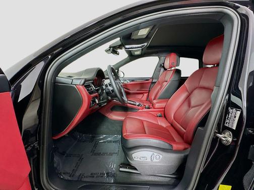 Jet Black Metallic 2024 Porsche Macan Macan
