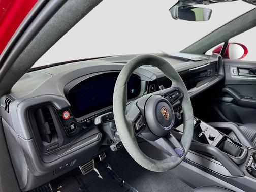 2025 Porsche Cayenne GTS