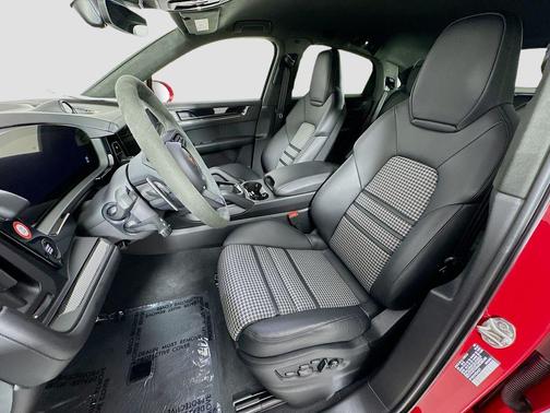 2025 Porsche Cayenne GTS