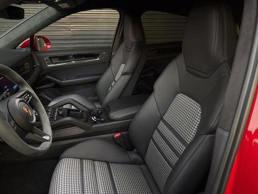 2025 Porsche Cayenne GTS