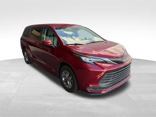 2021 Toyota Sienna LE