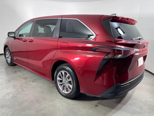2021 Toyota Sienna LE