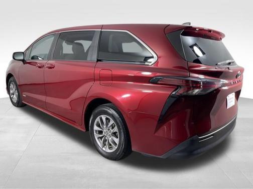 2021 Toyota Sienna LE
