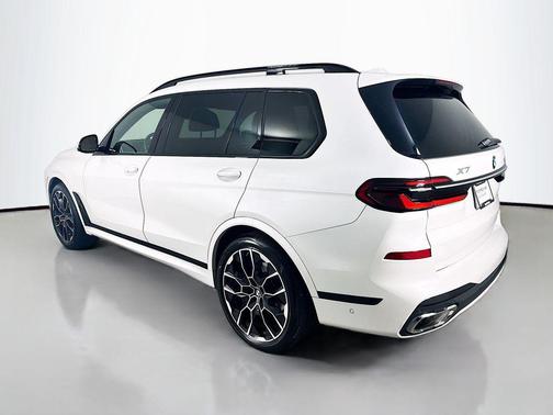 Mineral White Metallic 2023 BMW X7 xDrive40i