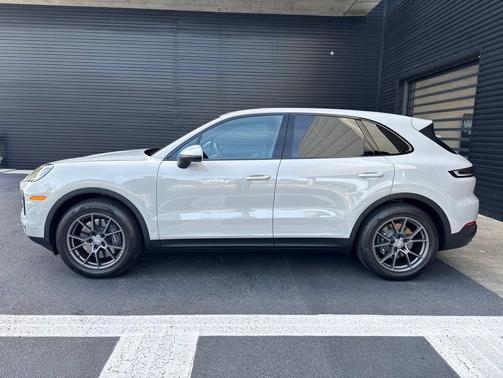 Chalk 2024 Porsche Cayenne Cayenne