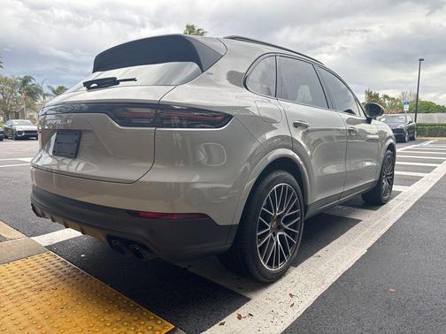 2023 Porsche Cayenne Platinum Edition